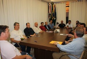 Read more about the article Governo de Xaxim recebe motoniveladora cedida pelo DEINFRA