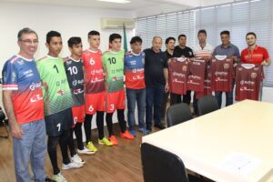 Read more about the article Atletas do futsal sub-16 recebem novos uniformes para competir Liga Catarinense