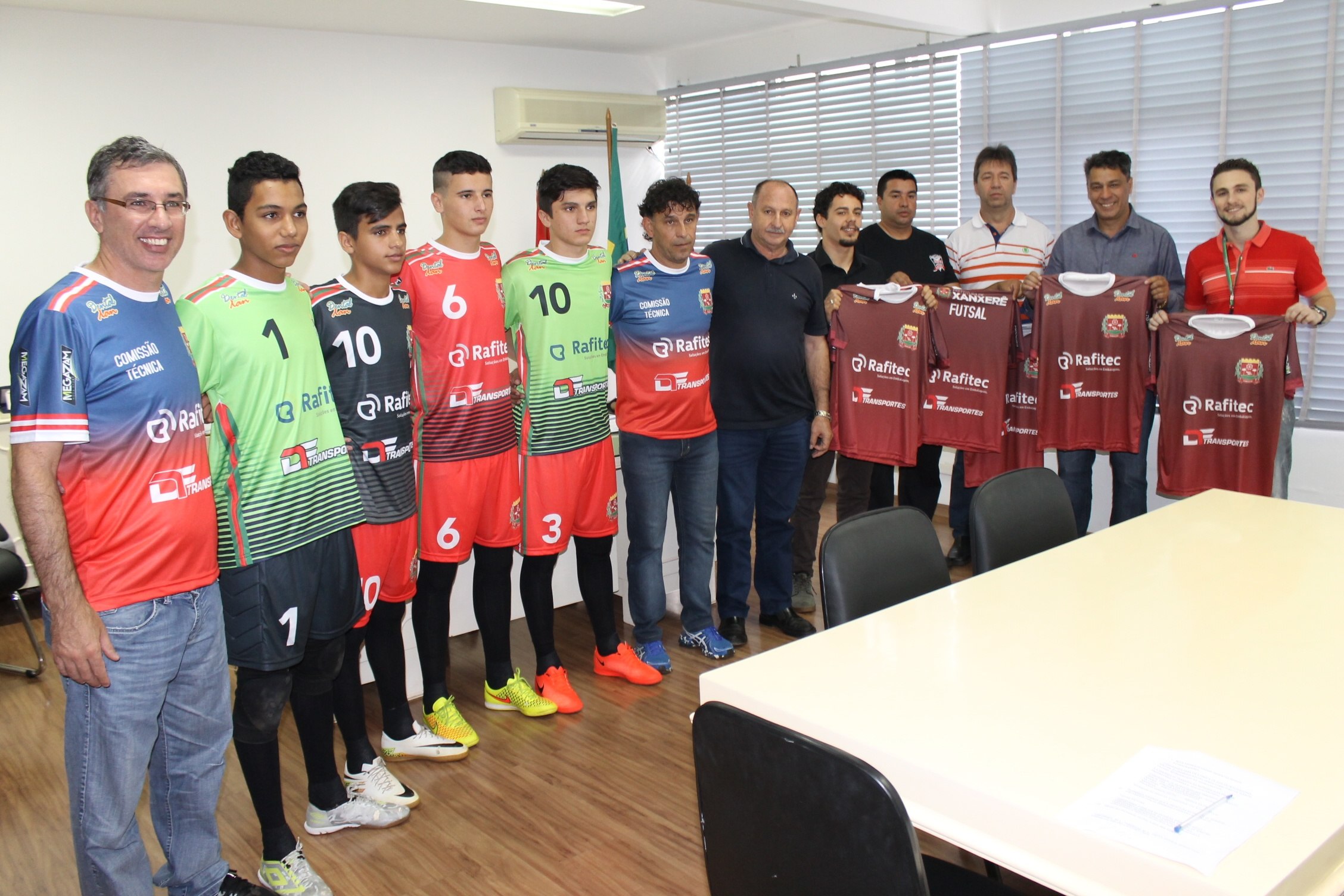 You are currently viewing Atletas do futsal sub-16 recebem novos uniformes para competir Liga Catarinense
