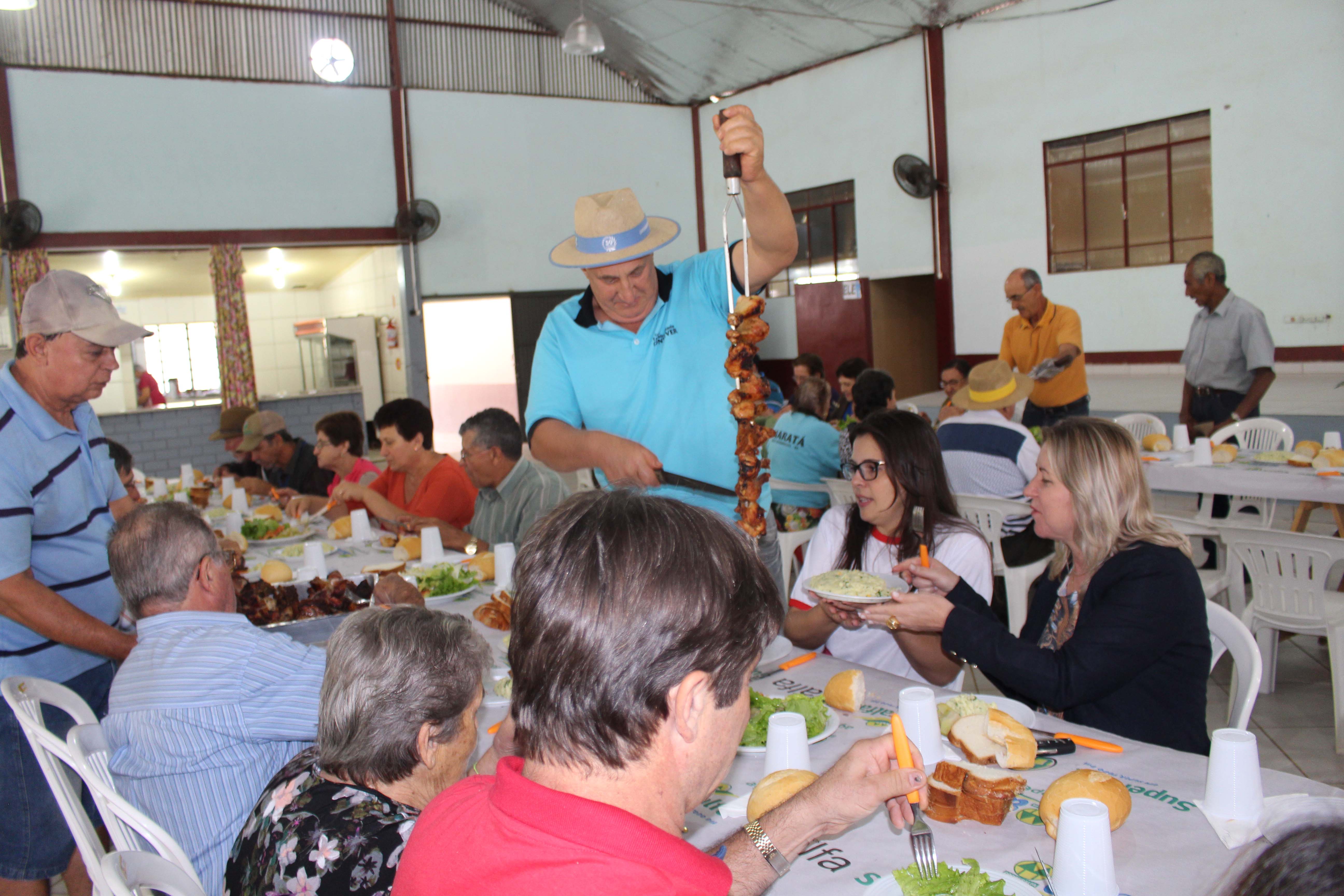Read more about the article Prefeita Eliéze participa de almoço em homenagem as mães com idosos do Maratá