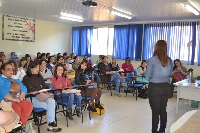 You are currently viewing Professores da educação infantil da rede municipal e merendeiras  recebem capacitação