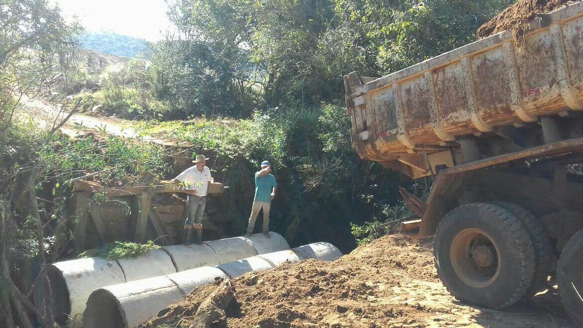 You are currently viewing Pontes danificadas são recuperadas no interior de Passos Maia