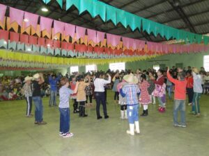 Read more about the article Festa junina reúne cerca de 600 alunos em Passos Maia