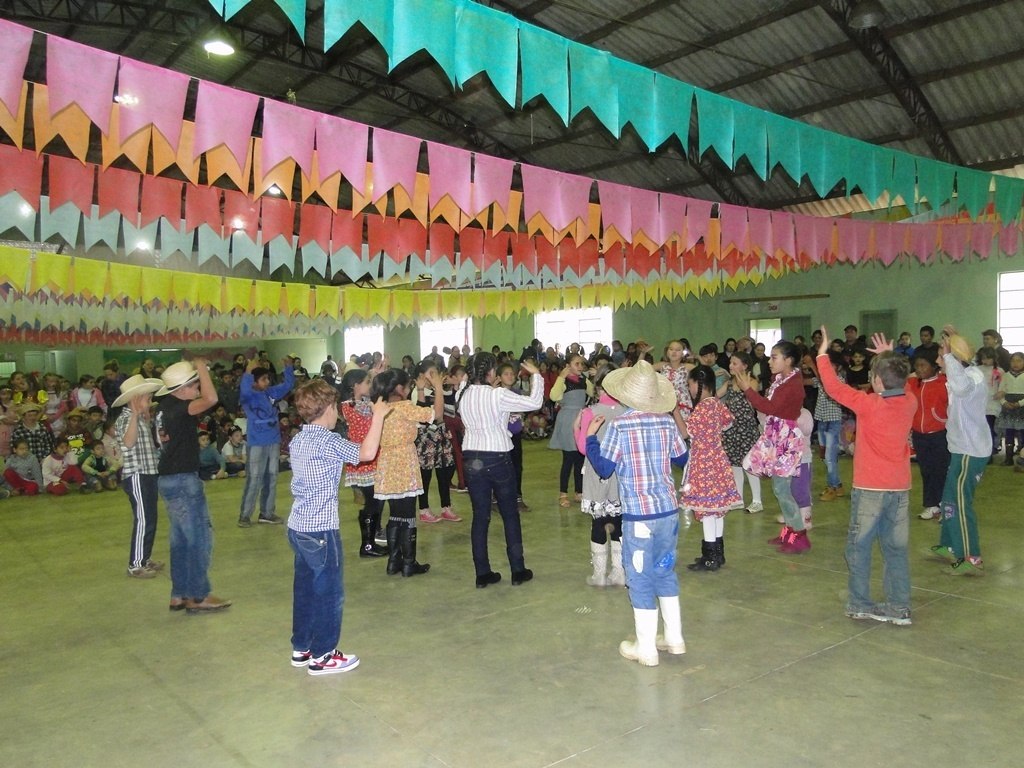 You are currently viewing Festa junina reúne cerca de 600 alunos em Passos Maia