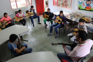 Read more about the article SCFV de São Domingos retoma oficina de violão e técnica vocal