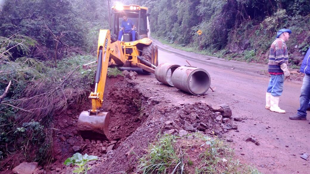 Read more about the article Equipe da força-tarefa realiza limpeza após queda de barreira no Santa Cruz