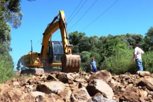Read more about the article Após chuvas, Passos Maia concentra esforços para recuperar estradas