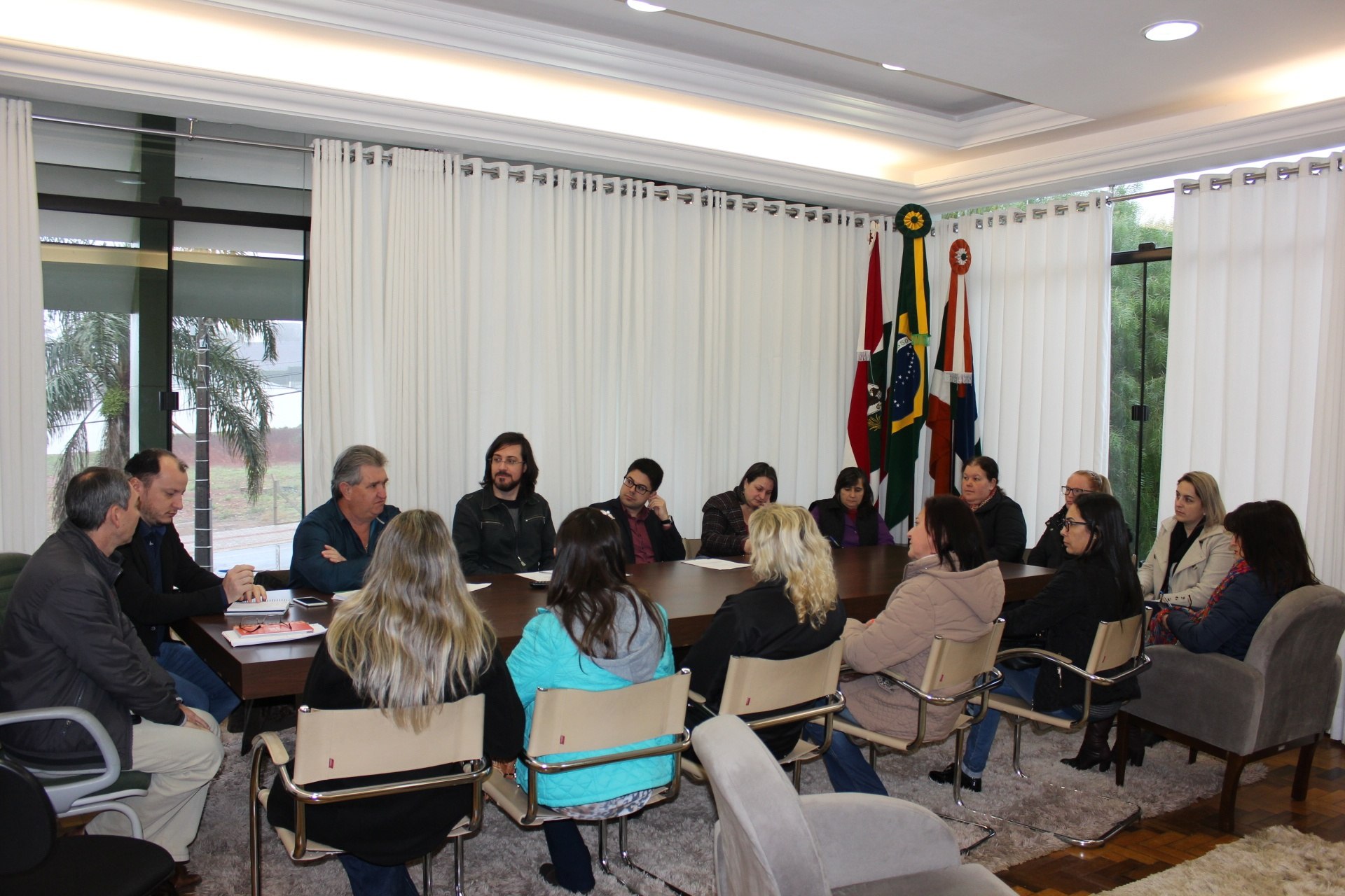 Read more about the article Prefeito Lírio debate reajustes e progressões salariais com Professores e Diretores de Escolas Municipais