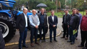 Read more about the article Para fortalecimento da agricultura familiar Ponte Serrada recebe novo trator do Governo do Estado