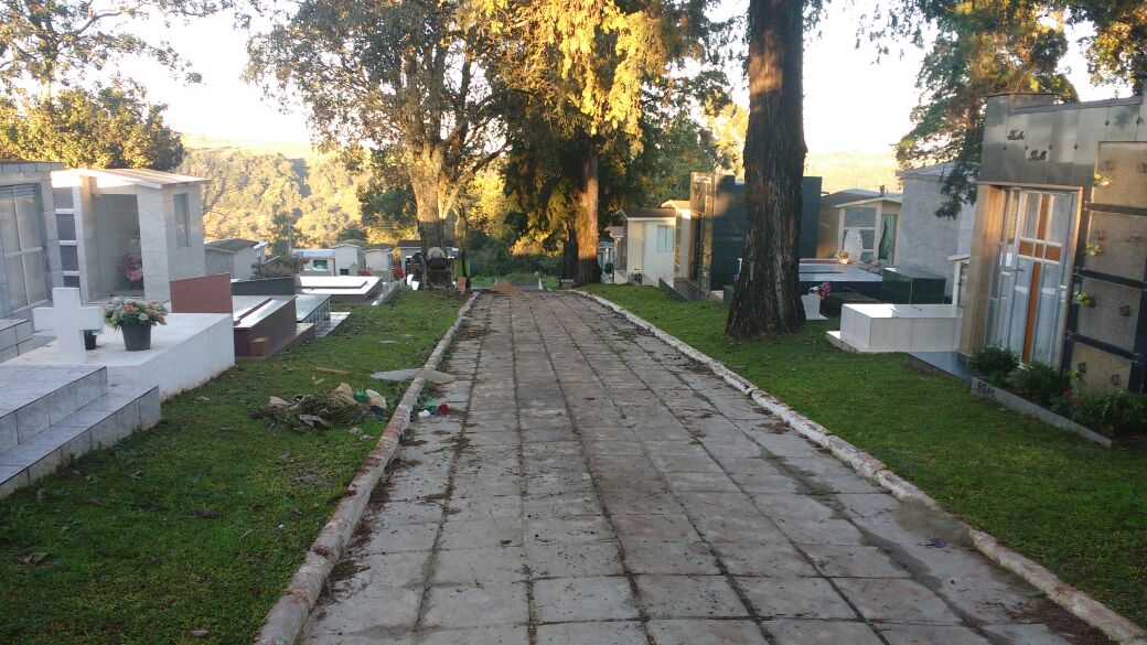 You are currently viewing Prefeitura de Xanxerê realiza limpeza geral no cemitério