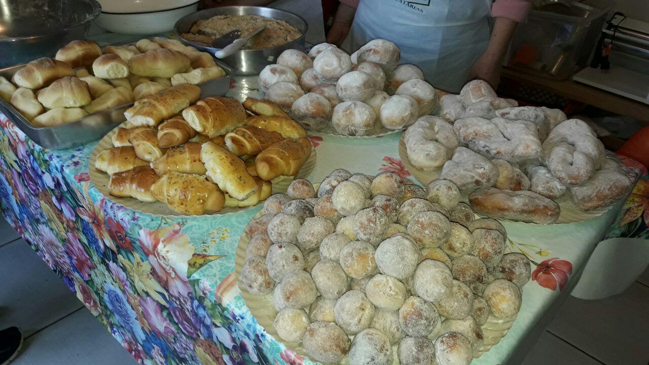 You are currently viewing Mulheres produzem dezenas de pratos em curso de pães e biscoitos em Passos Maia