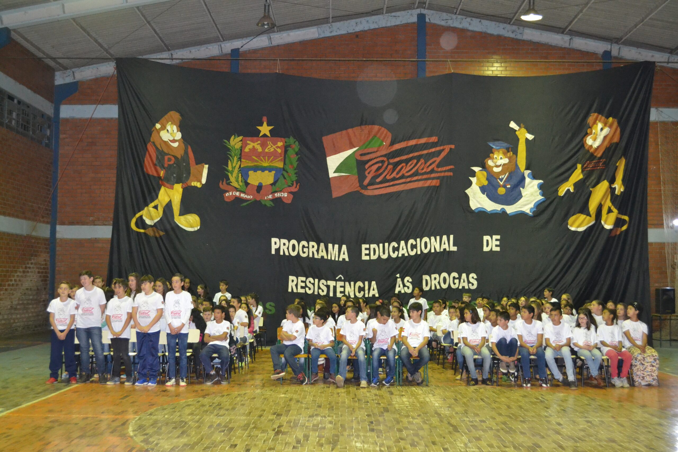 Read more about the article Prefeito Tibe e a Vice Fernanda Paglia prestigiam solenidade de formatura do Proerd em Ponte Serrada