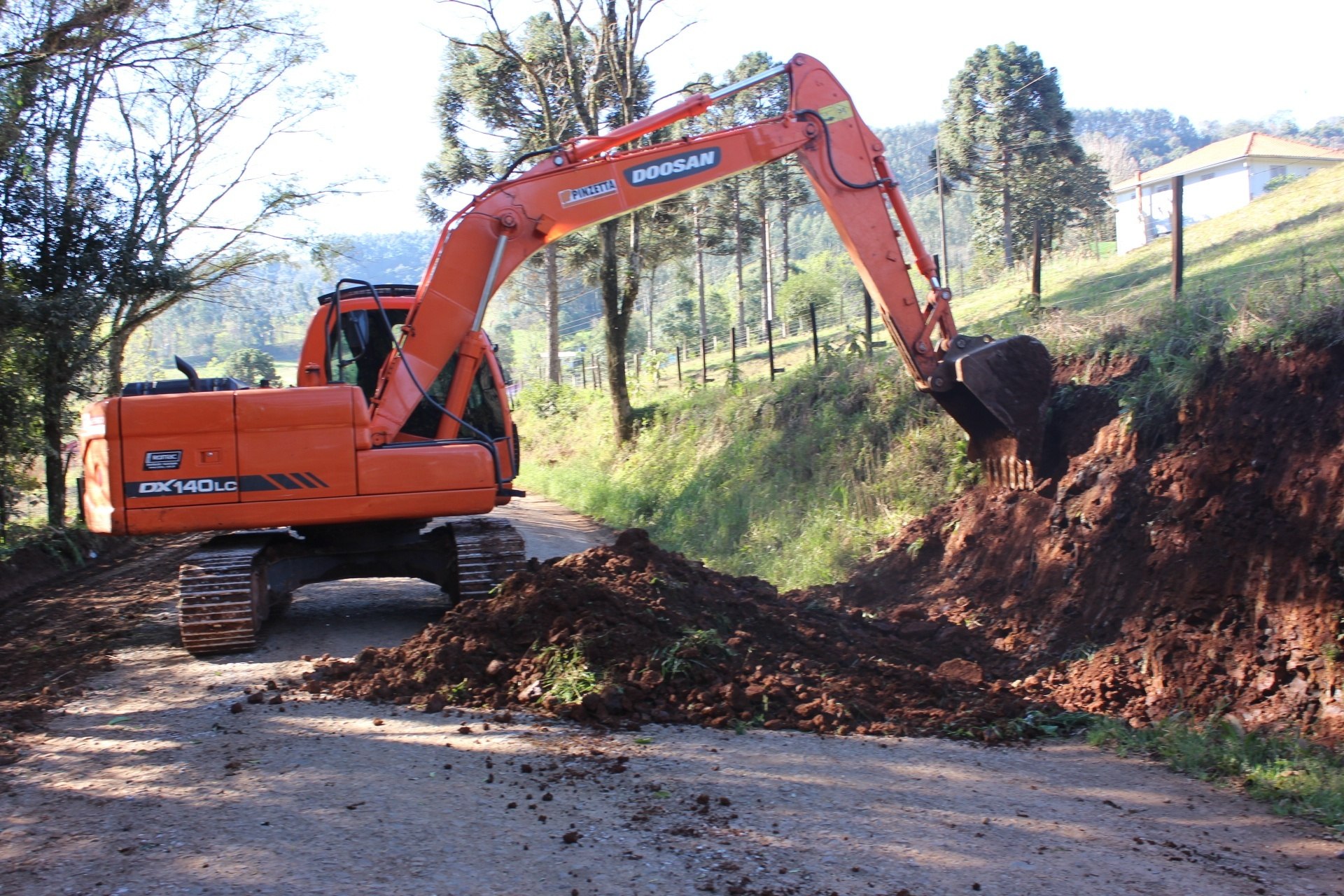 Read more about the article Secretaria de Infraestrutura realiza serviços de melhorias na estrada de Vila Tigre