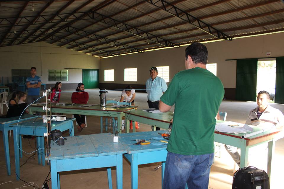 Read more about the article Agricultores aprendem a fazer instalações elétricas em propriedades no interior de Passos Maia