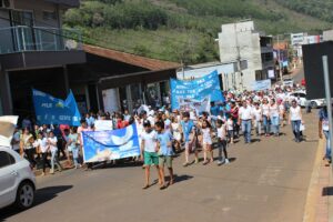 Read more about the article Passeata encerra atividades da Semana da Paz em Passos Maia
