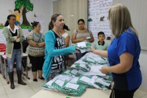 Read more about the article Governo Municipal realiza entrega de uniformes de verão para alunos da rede municipal