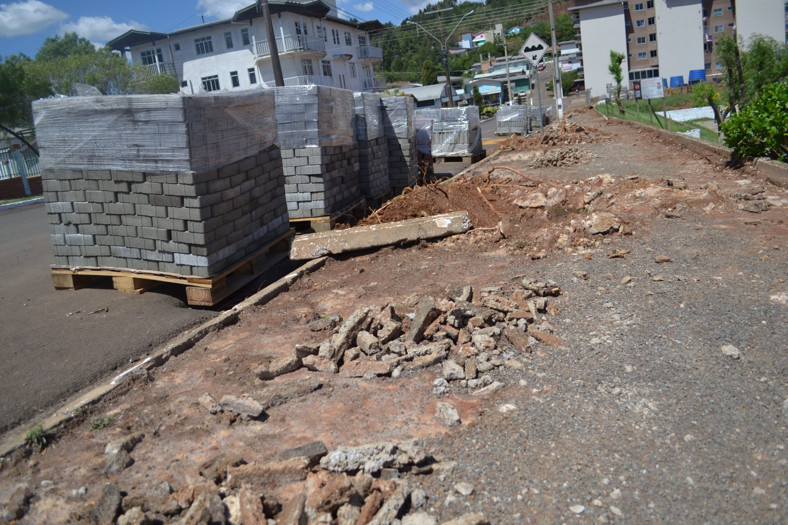 Read more about the article Prefeitura de Ponte Serrada segue com melhorias em pavimentação e passeios
