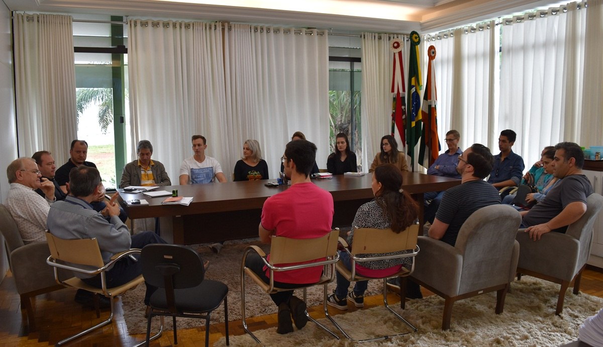 You are currently viewing Administração Municipal e CDL de Xaxim reúnem grupo de trabalho para definir atrações do Natal Encantado