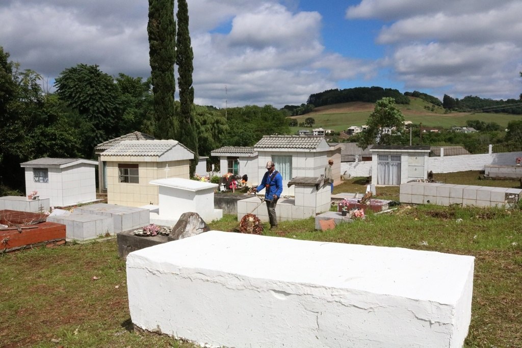 Read more about the article Prefeitura faz melhorias no cemitério municipal para o dia dos finados