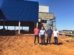 Read more about the article Prefeito Lírio e Vice Adriano visitam futuras instalações da empresa Beplastic
