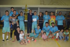 Read more about the article Finais de oito categorias encerram Campeonato Municipal de Futsal em Passos Maia