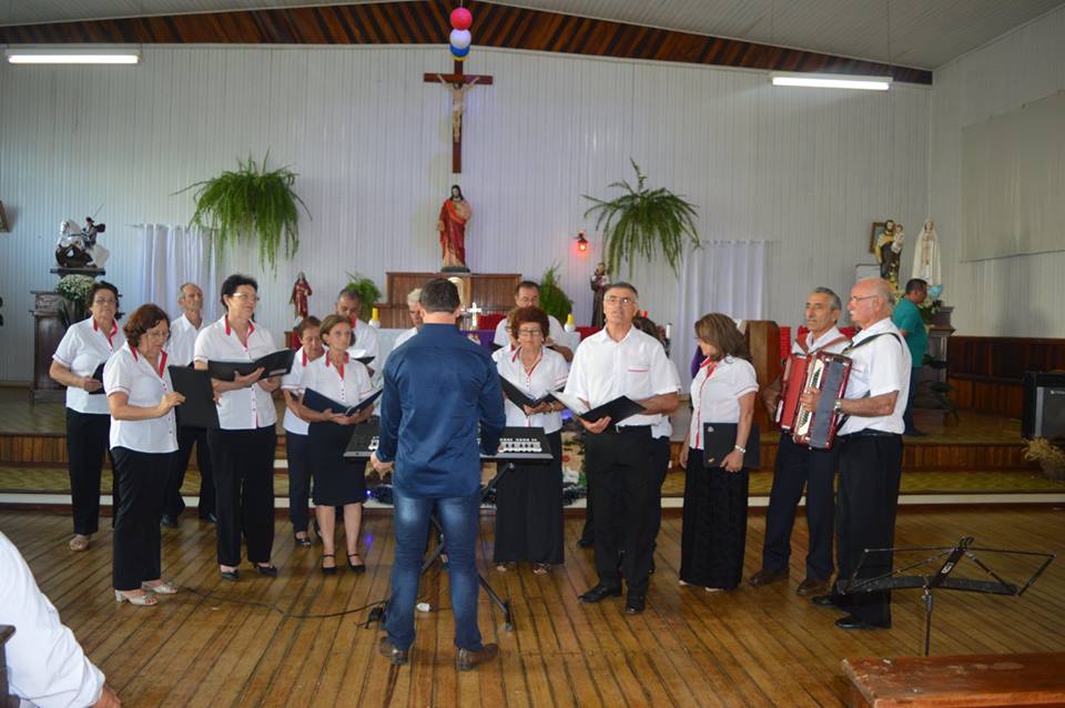 Read more about the article Encontro de Corais reúne 13 grupos de oito municípios em Passos Maia