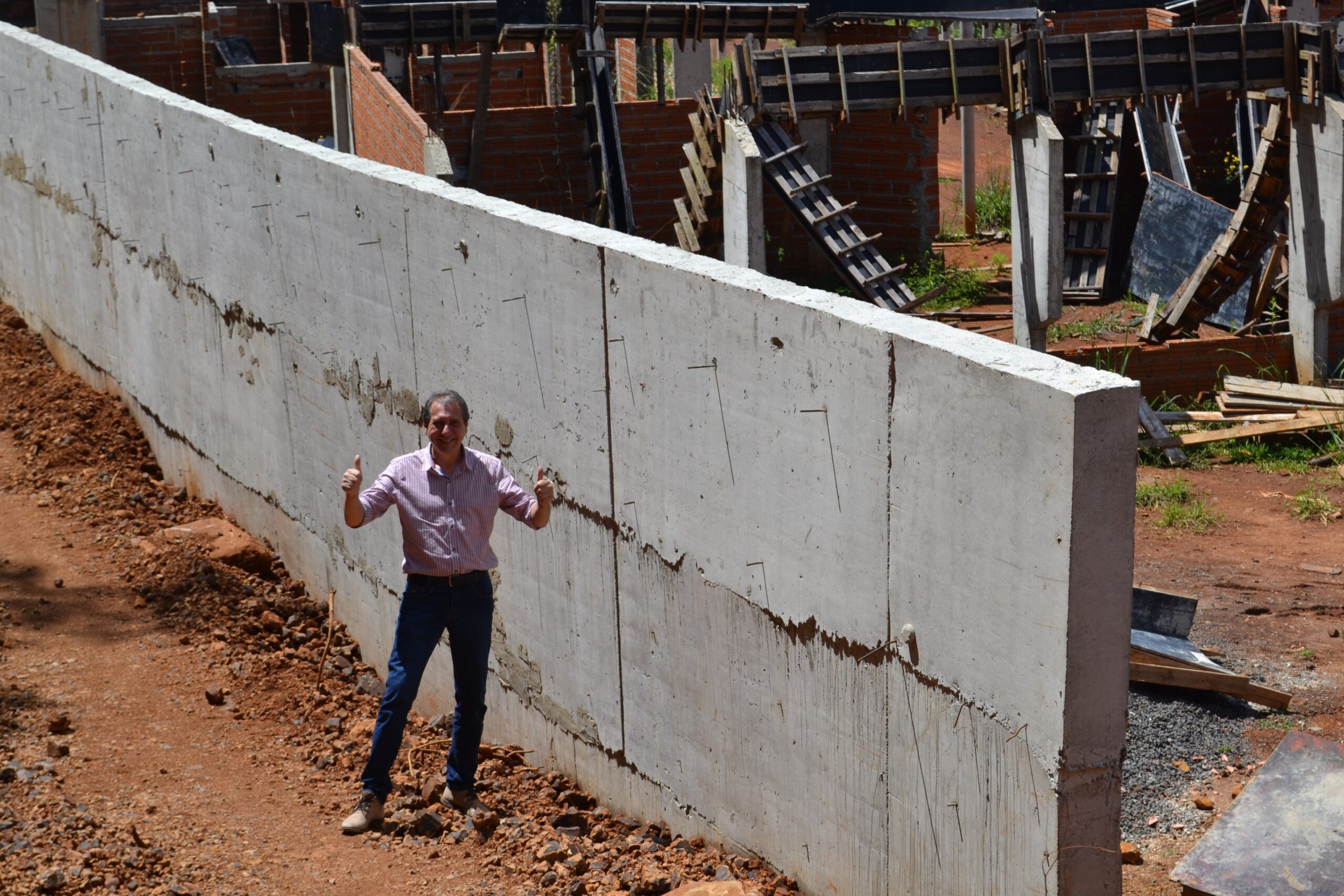 You are currently viewing Prefeito Tibe visita obra dos muros de contenção da nova escola em construção do bairro Antônio Paglia