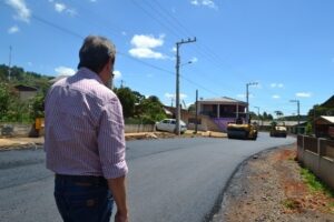 Read more about the article Administração Municipal de Ponte Serrada conclui primeira etapa da obra de pavimentação asfáltica da Rua Lauri Romani