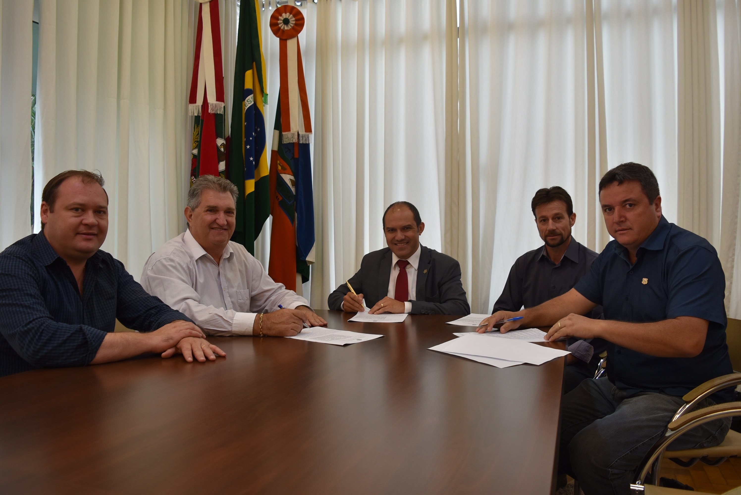 Read more about the article Prefeito de Xaxim assina acordo com PRF para fiscalização eletrônica de trecho da BR 282