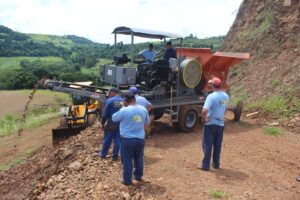 Read more about the article Governo Municipal aluga britador móvel para recuperação das estradas rurais