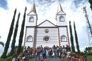 Read more about the article Viagem cultural: cerca de 50 alunos do Serviço de Convivência vão a Treze Tílias