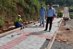 Read more about the article Prefeito de Marema acompanha construção de passeio