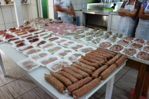 Read more about the article Turma de agricultores aprende cortes e produção de embutidos suínos em Passos Maia