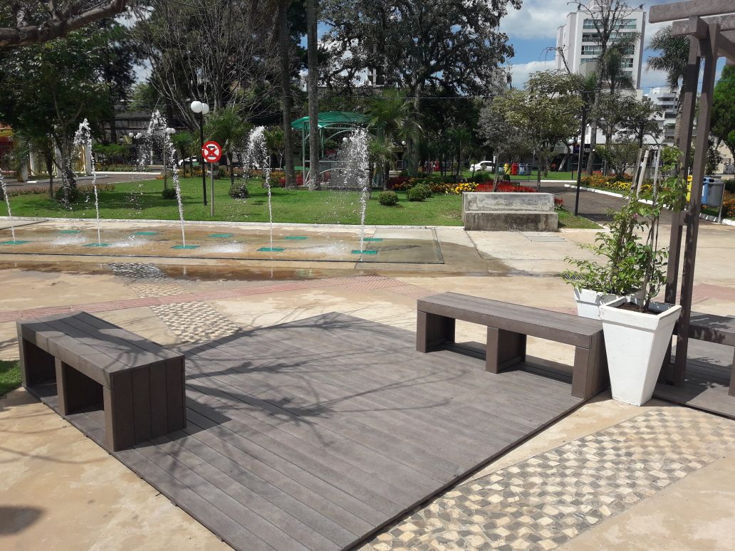 Read more about the article Praça Frei Bruno de Xaxim recebe conjuntos de decks e pergolados