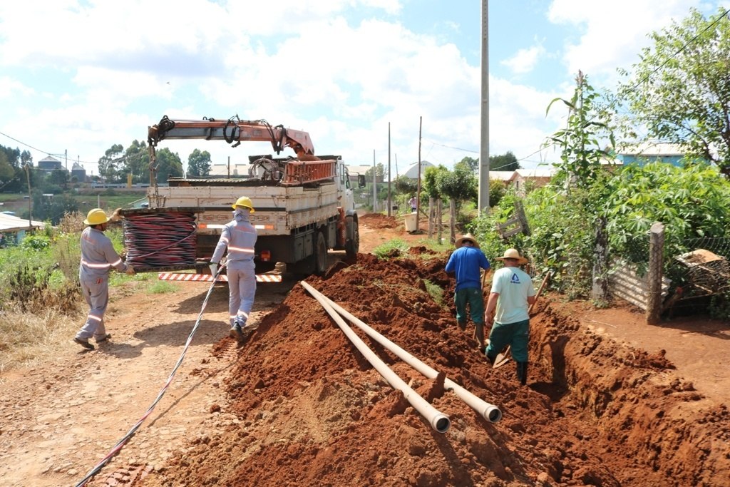 You are currently viewing Iniciadas obras da rede de água e luz para 70 famílias do Loteamento “Gerador”