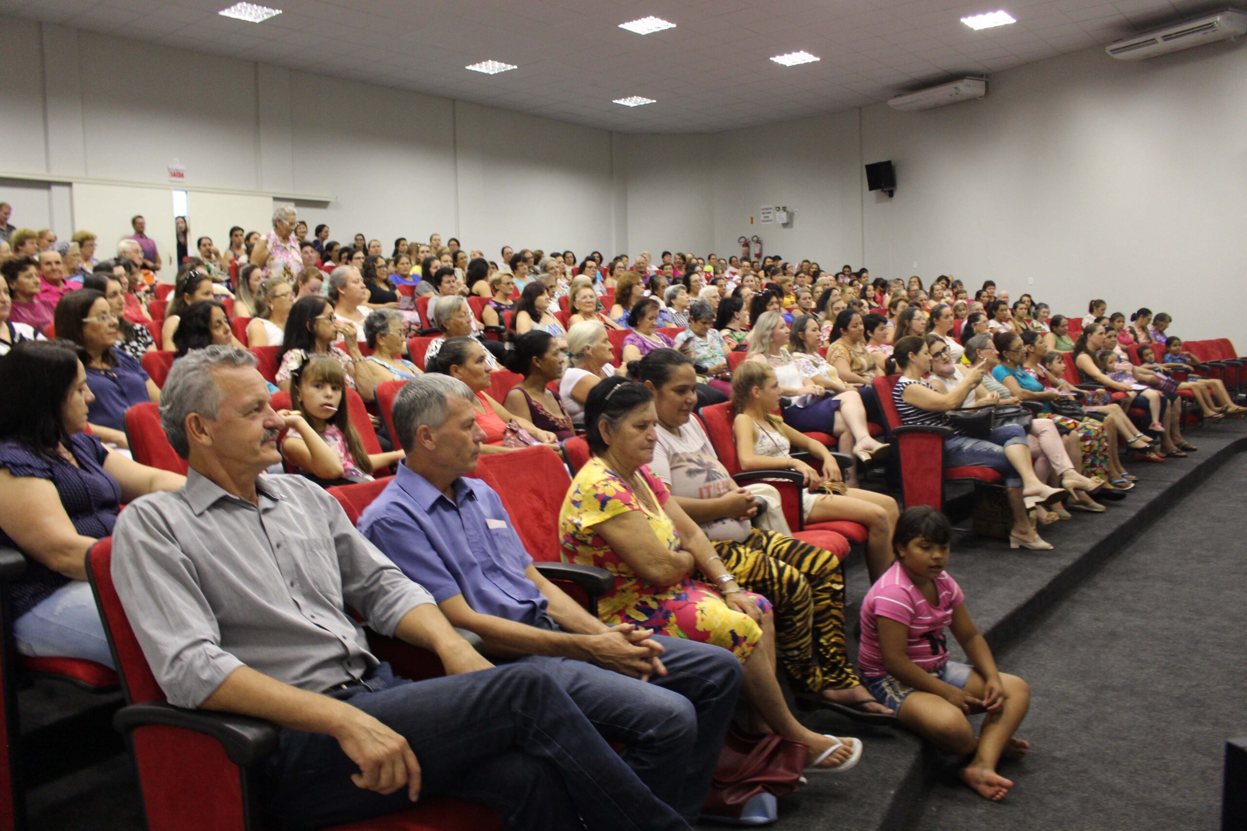 You are currently viewing Mulheres lotam Centro de Eventos em atividade do Dia da Mulher em São Domingos