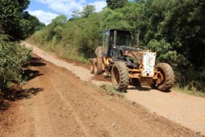 Read more about the article Secretaria de Infraestrutura realiza melhoria nas estradas principais dos assentamentos