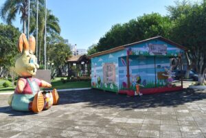 Read more about the article Coelhos e ovos coloridos compõem decoração de Páscoa na Praça de Xaxim
