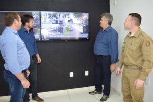 Read more about the article Prefeito Lírio Dagort e Vice-prefeito Adriano Bortolanza conhecem sistema de monitoramento instalado em Xaxim
