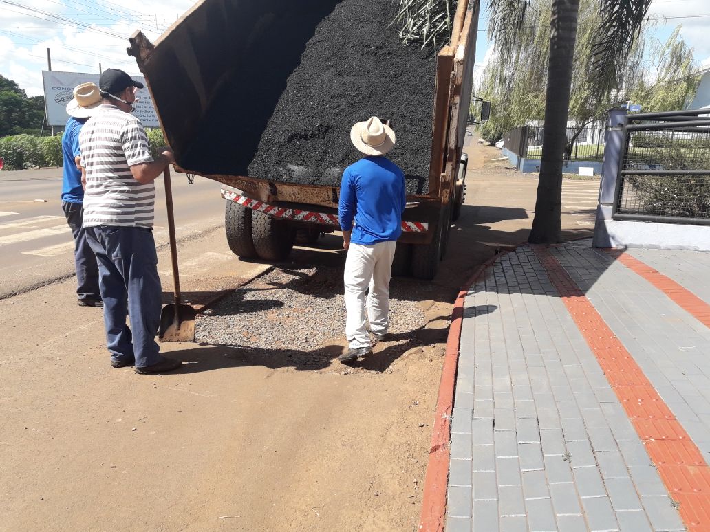 You are currently viewing Governo Municipal de Ipuaçu realiza operação tapa-buraco em ruas do perímetro urbano