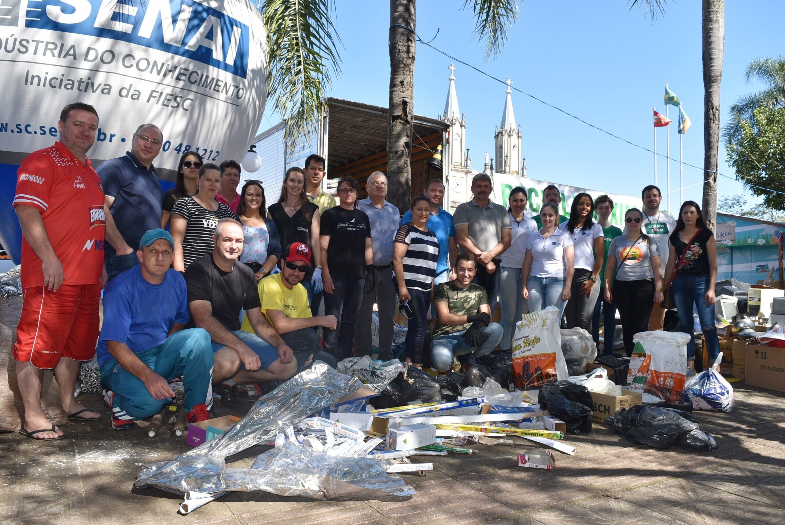 Read more about the article Recicla Xaxim arrecada mais de 4 mil lâmpadas e duas toneladas e meia de lixo eletrônico na primeira edição do ano no município