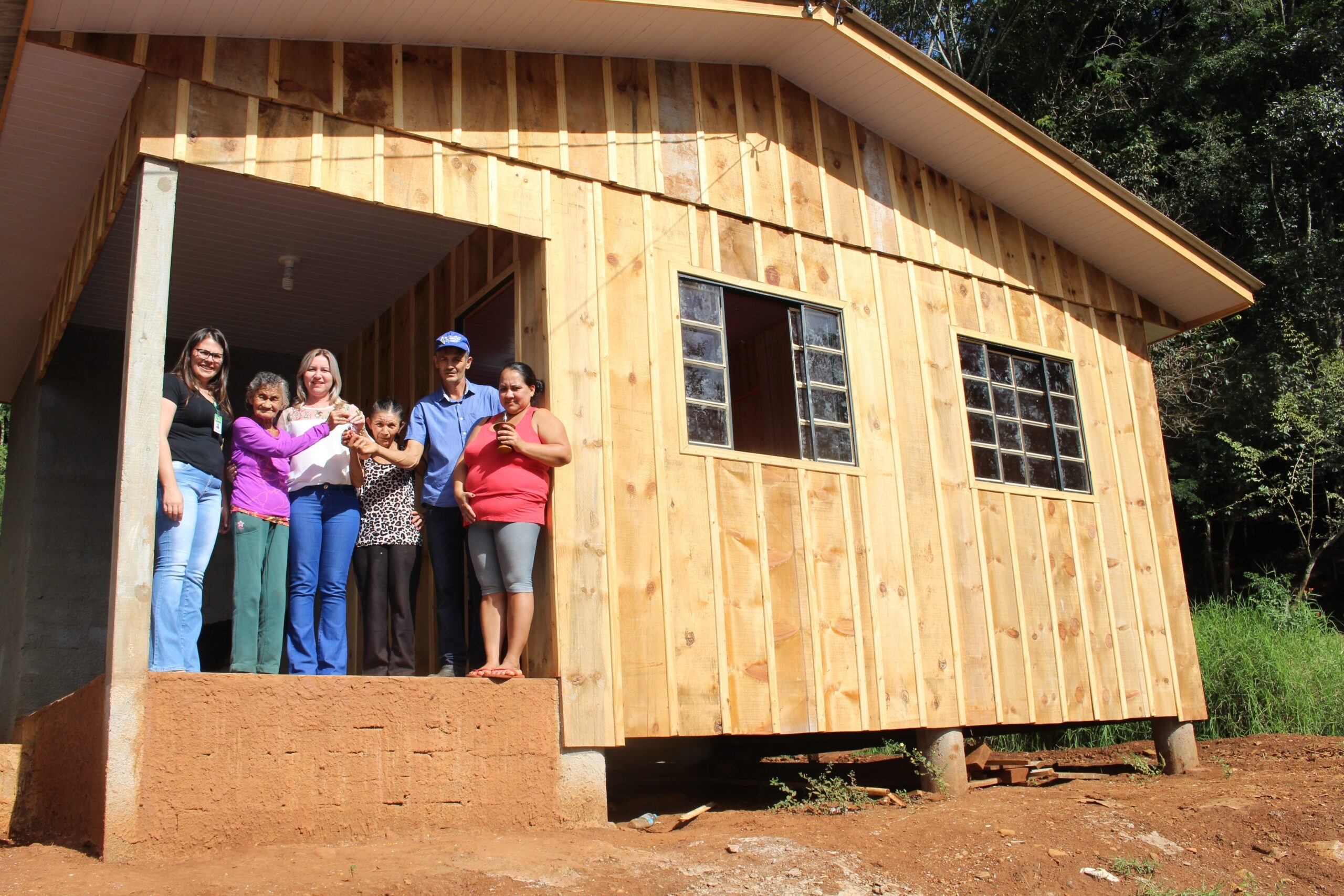 Read more about the article Prefeita Eliéze entrega chaves da nova casa para idosas de São Domingos