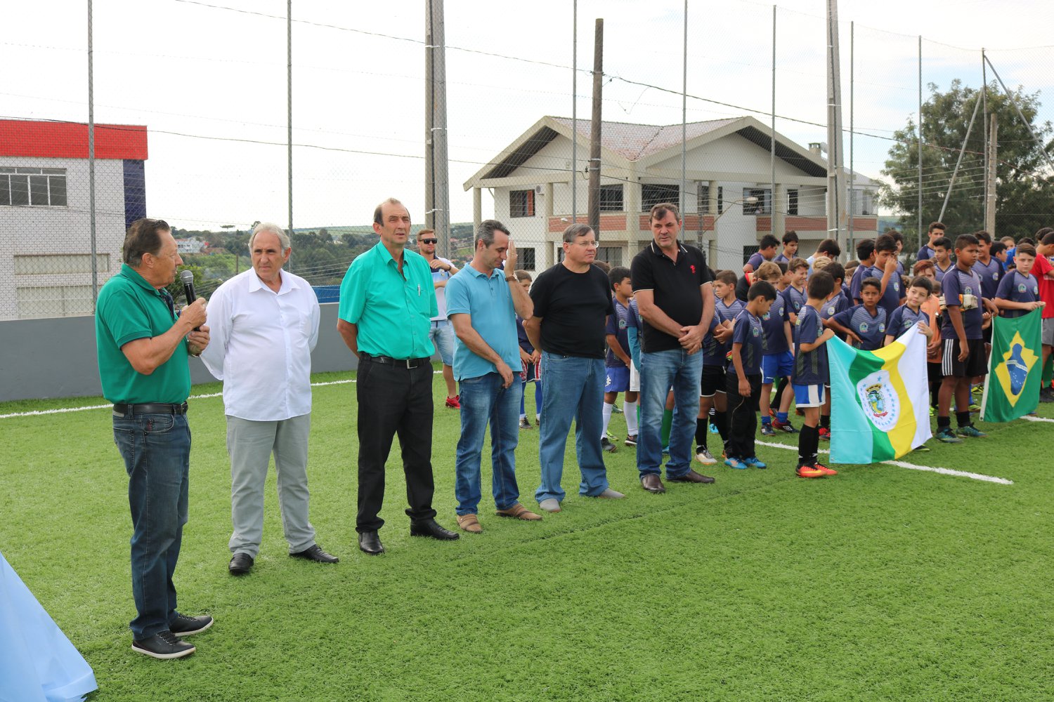 Read more about the article Jogos das escolinhas da CME marcam inauguração de quadra com grama sintética em Abelardo Luz