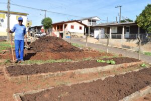 Read more about the article Horta Comunitária do Bairro Santa Terezinha recebe plantio de 550 mudas de hortaliças