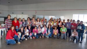 Read more about the article Governo de Xaxim estimula prática de crochê com a entrega de materiais para 35 xaxinenses