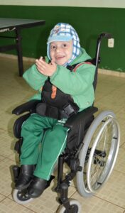 Read more about the article Secretaria Municipal de Educação e Cultura de Xaxim entrega cadeira de rodas adaptada a aluno da EBM Cecília Meireles