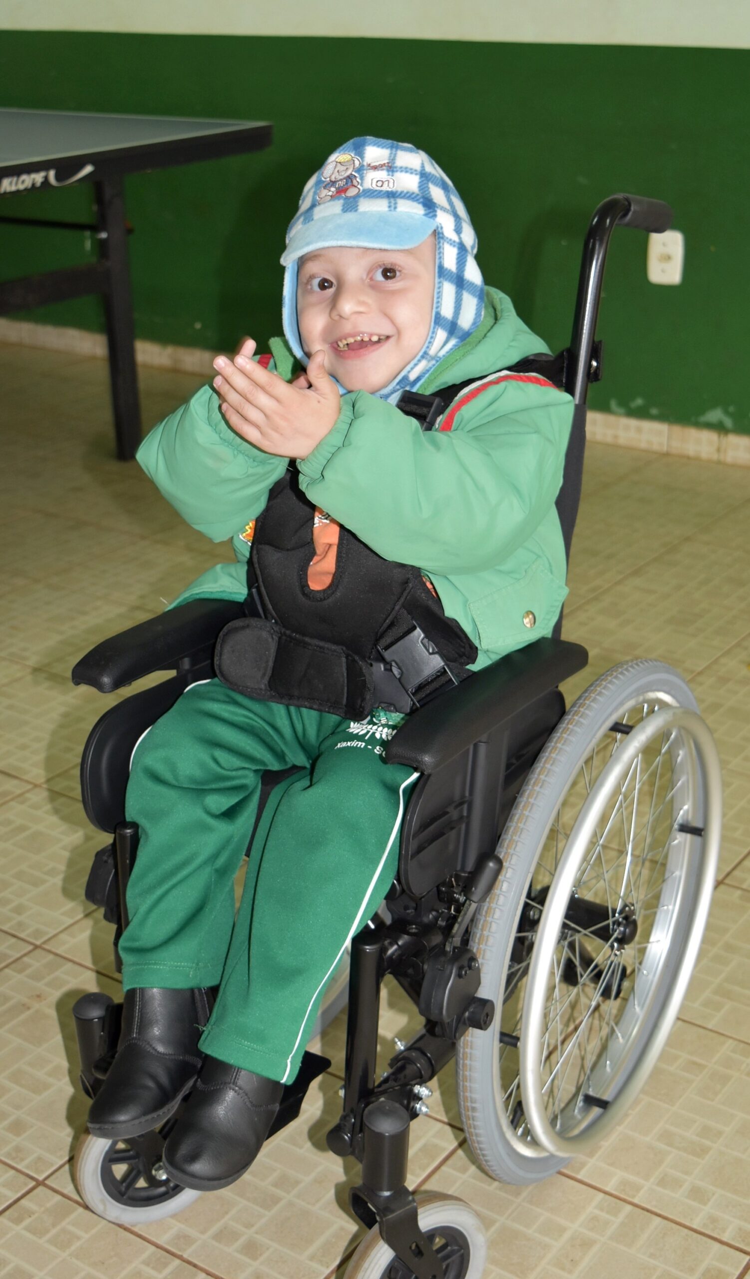 You are currently viewing Secretaria Municipal de Educação e Cultura de Xaxim entrega cadeira de rodas adaptada a aluno da EBM Cecília Meireles