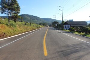 Read more about the article Pintura da pista conclui pavimentação asfáltica em avenida de Passos Maia