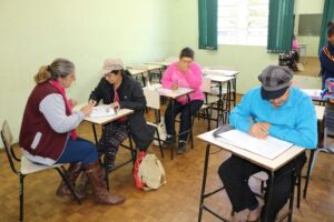 Read more about the article Educação entrega kit escolar aos alunos do Projeto de Alfabetização de Adultos da Vila Araçá