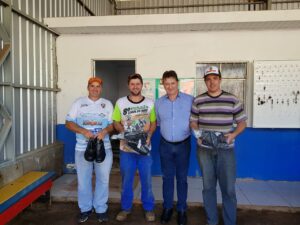 Read more about the article Prefeito faz entrega de botinas à servidores do Departamento de Obras da Cidade